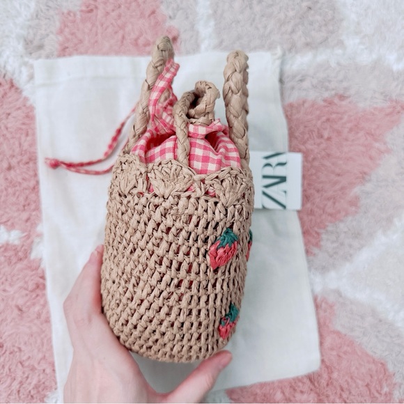 NWT Zara Strawberry Embroidered Straw Effect Bucket Bag - Picture 6 of 12